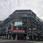 台中公園前のビルに街娼が立つ！ここは台中の大久保公園